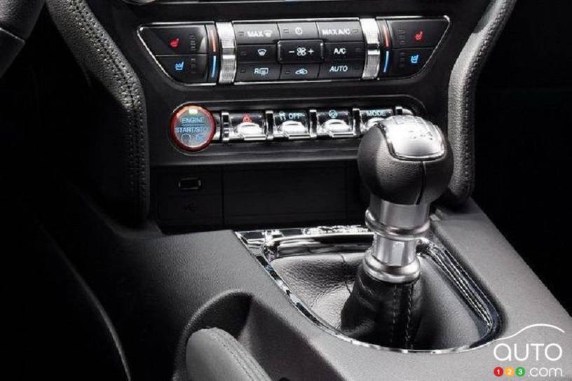 Ford Mustang GT décapotable 2020, port USB